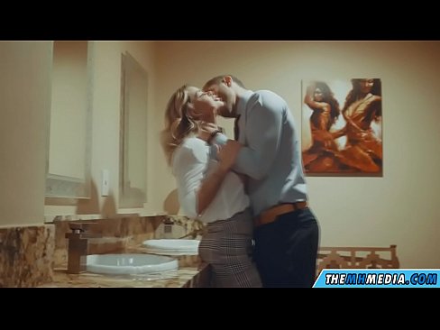 ❤️ Калі грудастая бландынка спакушае цябе ў грамадскім туалете ️❌ Сэкс-відэа у нас ️❤
